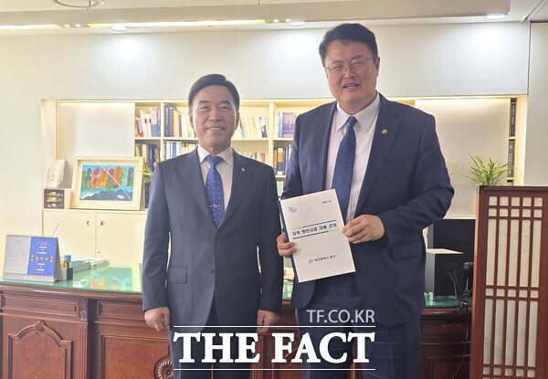 황인호 대전시 동구청장(왼쪽)이 문화체육관광부를 방문해 김대현 제2차관에게 산내동 국민체육센터 조기 건립을 위한 정부 지원을 건의하고 있다. /대전시 동구