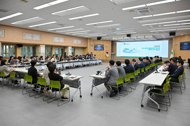 12일 영주시가 시청 강당에서 확대 간부회의 참석 간부 공무원을 대상으로 2026년도 영주시 자체 청렴도 설문조사 결과 설명회를 열고 내부·외부 체감도 조사 결과와 주요 개선 필요 사항을 공유했다./영주시