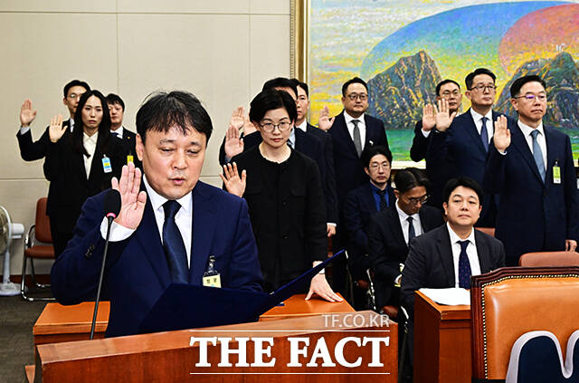 김종화 SK에너지 대표가 12일 오후 서울 여의도 국회 정무위원회에서 열린 공정거래위원회, 한국소비자원 등에 대한 국정감사에 출석해 증인선서를 하고 있다. 이날 국감에는 김 대표를 비롯해 송명준 HD현대오일뱅크 대표, 김창수 GS칼텍스 부사장, 이건명 S-OIL 부사장, 김용석 우아한형제들 부사장, 조주연 홈플러스 대표, 이상철 네이버 플레이스사업 부문장, 주성원 쿠팡 총괄부사장, 최재호 토스플레이스 대표, 오진석 GS리테일 부사장, 박현진 KT 부사장 등이 출석했다./국회=배정한 기자