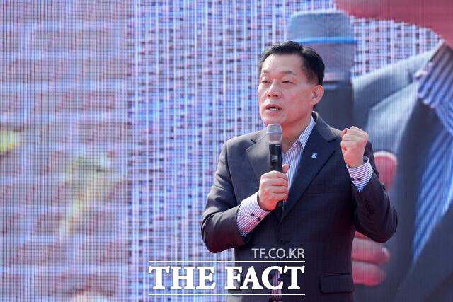 이재준 경기 수원시장이 11일 고색역 상부공간에서 열린 '제2회 탄소중립 한마당'에서 인사말을 하고 있다. /수원시