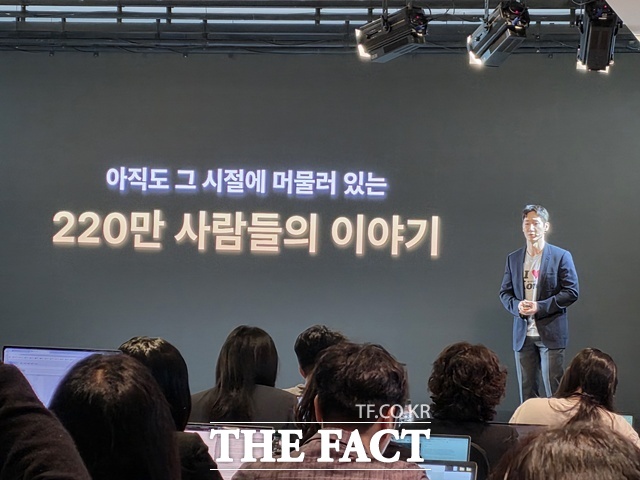 카카오뱅크는 12일 동대문구 노보텔 앰버서더에서 '외국인 서비스 프레스톡(Press Talk)'을 열고 외국인통장과 프렌즈 체크카드, 해외송금 등 신규 서비스를 공개했다. 배정호 카카오뱅크 외국인고객캠프장이 외국인 서비스를 설명하고 있다. /동대문=이선영 기자