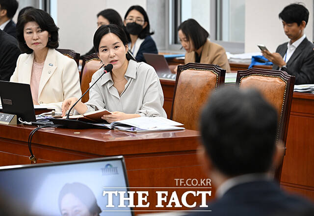 이주영 개혁신당 의원이 12일 오후 서울 여의도 국회에서 열린 교육위원회의 한국장학재단 등에 대한 국정감사에 참석해 박지향 동북아역사재단 이사장에게 질의하고 있다. /국회=박헌우 기자