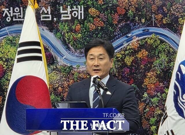류경완 남해군수가 민선9기 출범 100일을 맞아 기자회견을 열고 본격 추진할 군정 실행계획을 설명하고 있다. /남해=이경구 기자