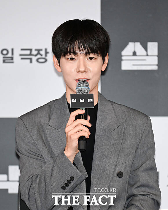 배우 배현성과 김현주, 연상호 감독이 포즈를 취하고 있다.