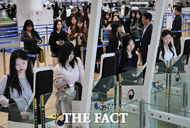 인천공항출입국·외국인청은 안법고 학생 237명이 '중·고등학교 단체 자동출입국심사 사전등록 예약제'를 이용해 바이오정보 등록 후 자동출입국심사로 신속하게 출국했다고 전했다. 이는 지난 9월 1일 제도가 시행된 후 가장 큰 규모의 단체 등록이다.