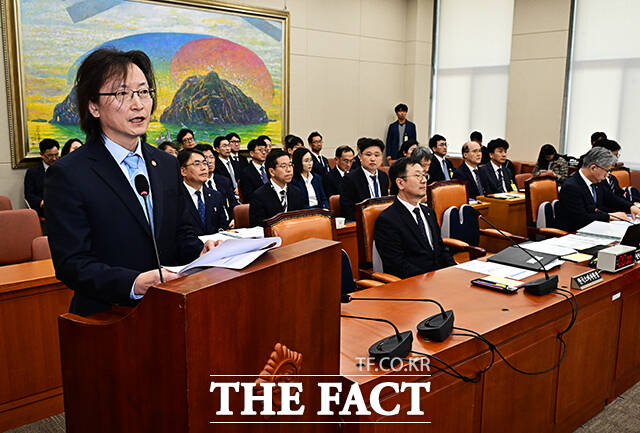유동수 정무위원장이 12일 오전 서울 여의도 국회 정무위원회에서 열린 공정거래위원회, 한국소비자원 등에 대한 국정감사에 참석해 안건을 상정하고 있다. /국회=배정한 기자