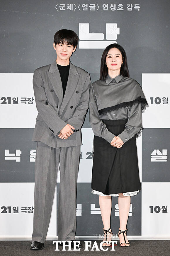 배우 배현성과 김현주, 연상호 감독이 포즈를 취하고 있다.