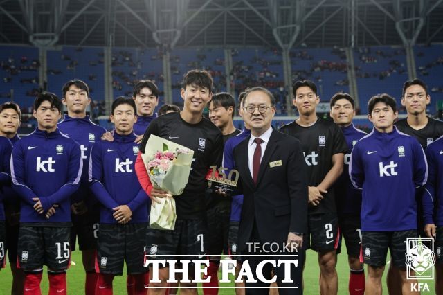 대한축구협회 이용수 회장 직무대항(맨 앞줄 오른쪽)이 지난 6일 우즈베키스탄전에 앞서 손흥민의 A매치 통산 150경기 출전 기념패를 전달한 뒤 대표선수들과 기념촬영하고 있다./용인=KFA