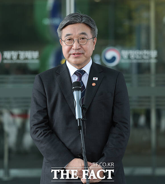 윤호중 행정안전부 장관이 12일 오후 세종시 정부세종청사에서 임은정 광주지방중대범죄수사청장 감찰 지시와 관련한 기자들의 질문에 답변을 하고 있다. /행정안전부