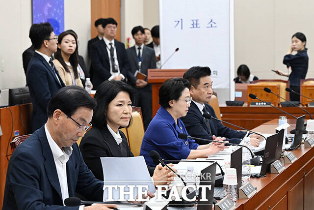 본인에 대한 제척의 건 관련 내용 듣는 이 의원(왼쪽 두 번째).