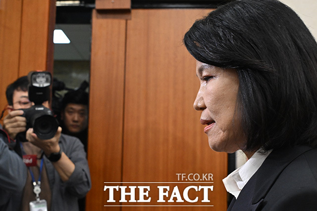 굳은 표정으로 회의장 나서는 이 의원.