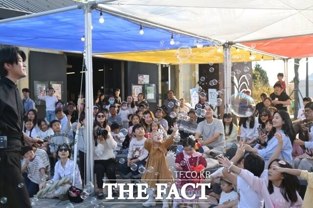 제25회 연산대추문화축제가 연산면일원에서 열린 가운데 한 프로그램에 참석한 관람객들이 즐거운 시간을 보내고 있다. /논산시