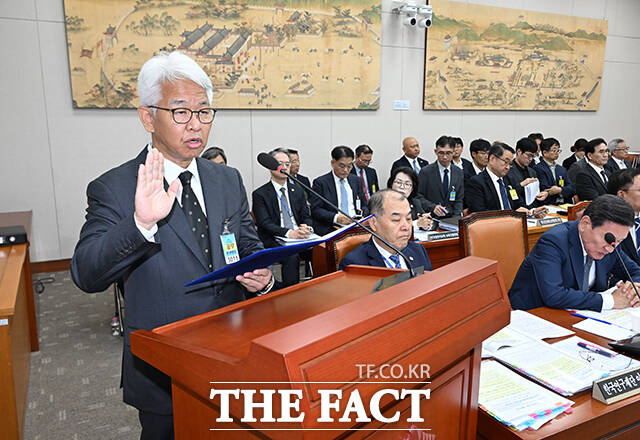 성윤석 유웨이어플라이 대표가 12일 오후 서울 여의도 국회에서 열린 교육위원회의 한국장학재단 등에 대한 국정감사에 참석해 질의에 답변하고 있다. /국회=박헌우 기자