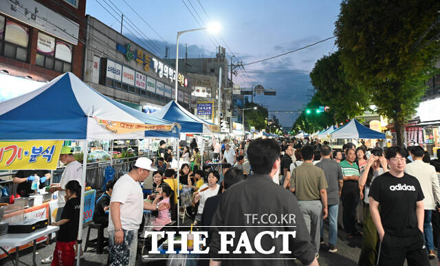 전남광주시 남구 무등시장 군분로 토요 야시장 풍경. /전남광주시 남구