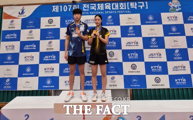 제106회 전국체전 탁구 혼합복식에서 대전의 권혁·최나현 선수가 금메달을 획득한 후 기념촬영을 하고 있다. /대전시교육청