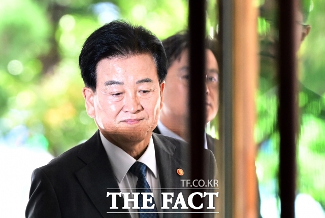 정 장관은 이날 정부서울청사에서 예정에 없던 기자 간담회를 열고 야권에서 제기하고 있는 경질론에 대해
