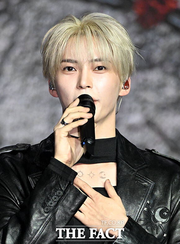 가수 성한빈이 12일 오후 서울 마포구 레이어스튜디오 11에서 열린 첫 번째 EP 'DEAD:ALIVE' 발매 기념 미디어 쇼케이스에 참석해 발언하고 있다./박상민 기자
