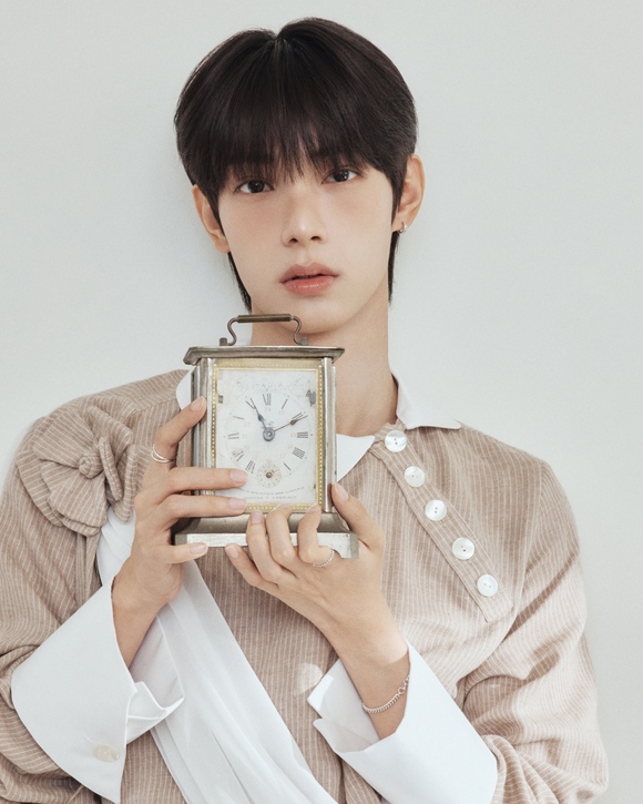 새 앨범 'LOVEHOOD'에는 타이틀곡 '너의 계절이 찾아와 (Bloom)'를 비롯해 '백일밤 (Hundred Nights)', 'False Alarm', 'Madly in Love', 'Window View', '잠시 너를 잊었어 (Never Ever)'까지 6곡이 수록됐다./FNC엔터테인먼트