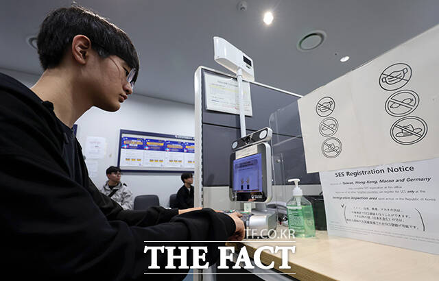 인천공항출입국·외국인청은 안법고 학생 237명이 '중·고등학교 단체 자동출입국심사 사전등록 예약제'를 이용해 바이오정보 등록 후 자동출입국심사로 신속하게 출국했다고 전했다. 이는 지난 9월 1일 제도가 시행된 후 가장 큰 규모의 단체 등록이다.