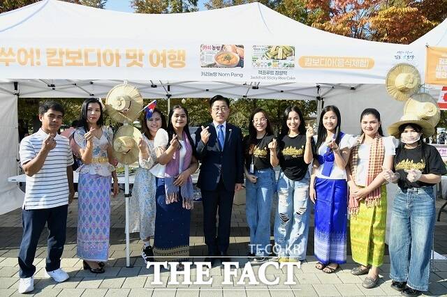 캄보디아 음식 체험 부스에서 함께 하고 있는 이기형 김포시장(가운데). /김포시