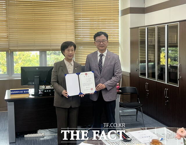 엄소영 천안시의회 의장이 12일 국민건강보험공단 천안지사에서 우문수 지사장으로부터 일일 명예지사장 위촉장을 받고 있다. /정효기 기자