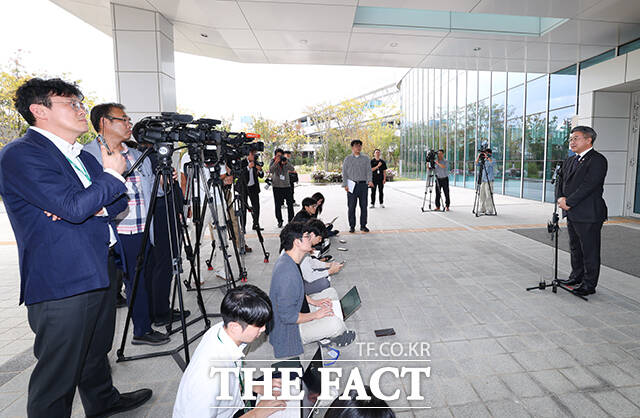 윤호중 행정안전부 장관이 12일 오후 세종시 정부세종청사에서 임은정 광주지방중대범죄수사청장 감찰 지시와 관련한 기자들의 질문에 답변을 하고 있다. /행정안전부