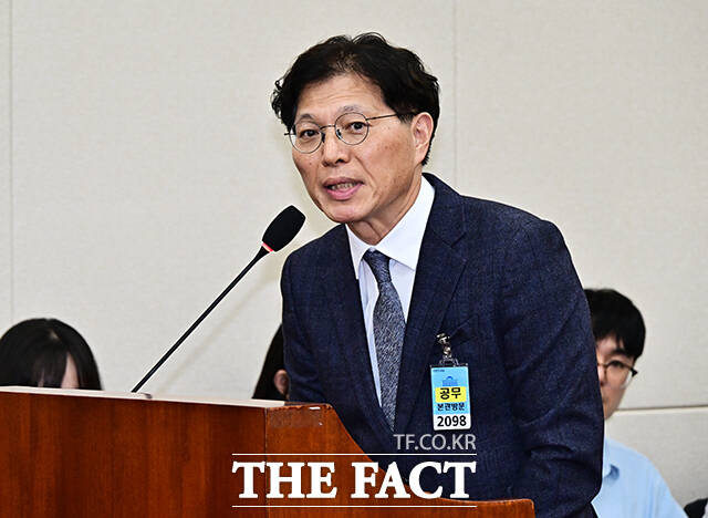 질의에 답변하는 오진석 GS리테일 부사장.