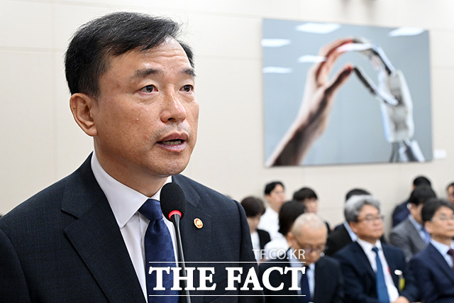김종철 방송미디어통신위원장이 12일 오전 서울 여의도 국회 과학기술정보방송통신위원회에서 열린 방송미디어통신위원회 등에 대한 국정감사에서 인사말을 하고 있다. /국회=남용희 기자