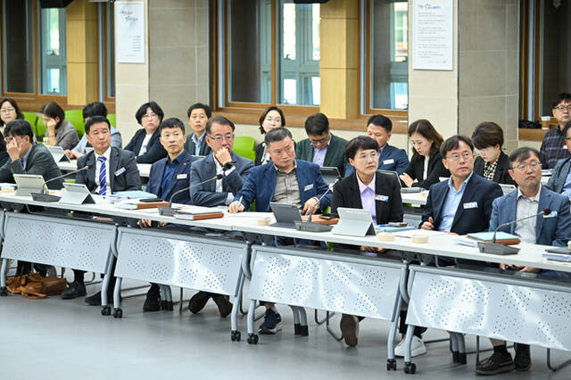 12일 영주시가 시청 강당에서 확대 간부회의 참석 간부 공무원을 대상으로 ‘2026년도 영주시 자체청렴도 설문조사 결과 설명회’를 열고 내부·외부 체감도 조사 결과와 주요 개선 필요사항을 공유했다./영주시