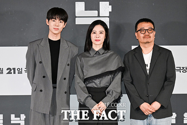 배우 배현성과 김현주, 연상호 감독(왼쪽부터)이 12일 오후 서울 용산구 CGV용산아이파크몰에서 열린 영화 '실낙원' 기자간담회에 참석해 포즈를 취하고 있다. /송호영 기자