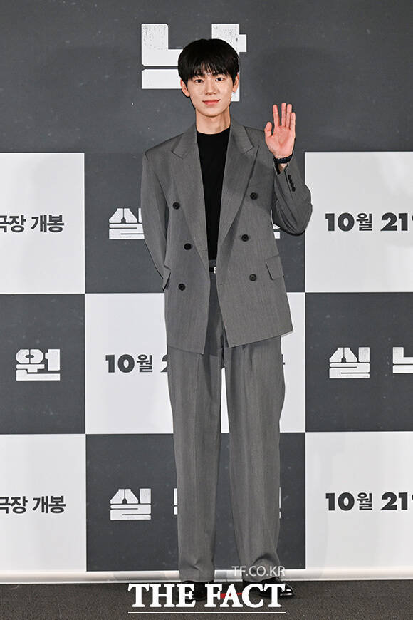배우 배현성과 김현주, 연상호 감독이 포즈를 취하고 있다.