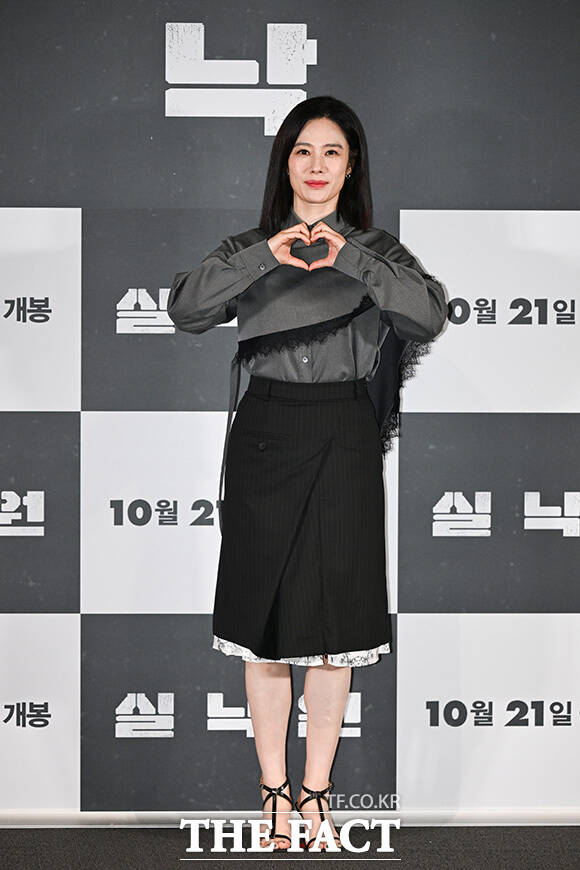배우 배현성과 김현주, 연상호 감독이 포즈를 취하고 있다.