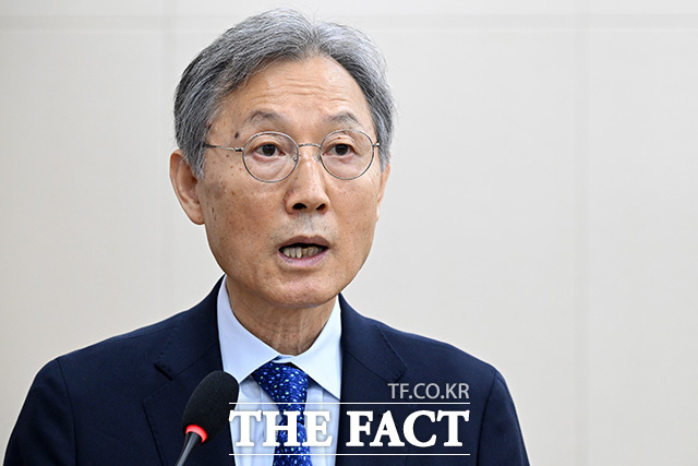 의원 질의에 답하는 김종철 방송미디어통신위원장(오른쪽). 왼쪽은 고광헌 방송미디어통신심의위원장.