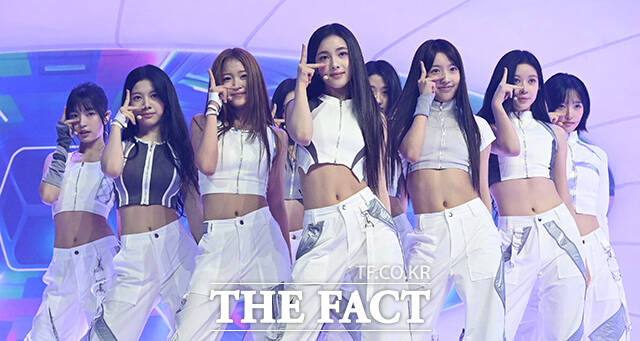 그룹 A2O SOUL과 A2O LITE는 13일 오후 6시 동시에 정식 데뷔한다. 사진은 A20 LITE가 12일 킨텍스에서 열린 데뷔쇼에 참석해 'NEON' 무대를 선보이고 있는 모습이다./김성렬 기자