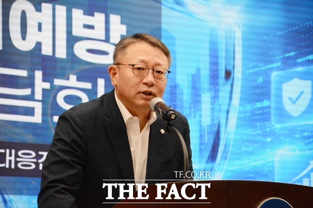 정진완 우리은행장이 12일 서울 명동 우리은행 본점에서 열린 '금융사기예방 기자간담회'에 참석해 인사말을 하고 있다. /김태환 기자