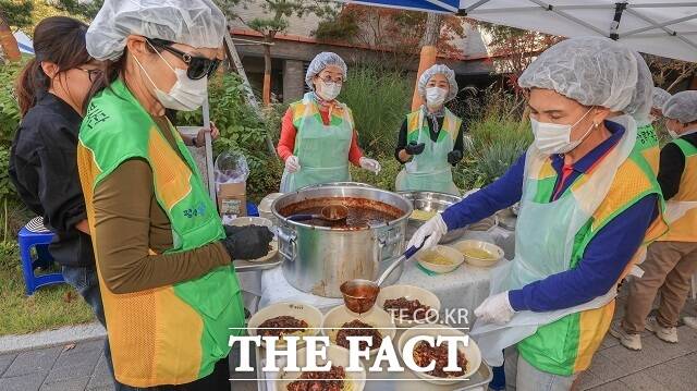 10일 과천시 갈현동 포레드림 아파트 단지에서 열린 '과종사 짜장데이' 현장 모습. /과천시