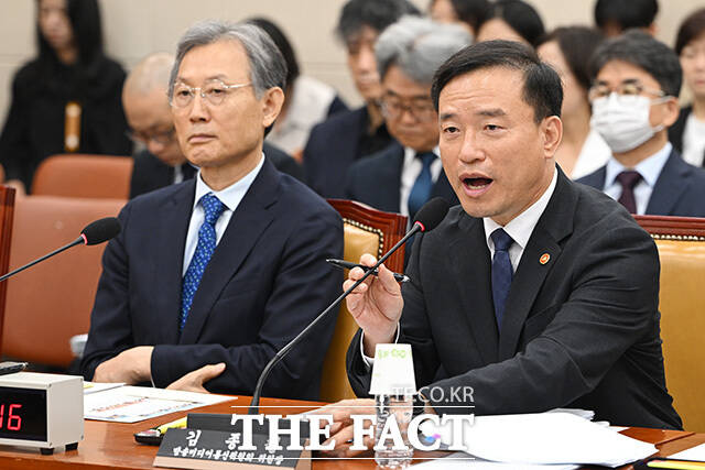 의원 질의에 답하는 김종철 방송미디어통신위원장(오른쪽). 왼쪽은 고광헌 방송미디어통신심의위원장.