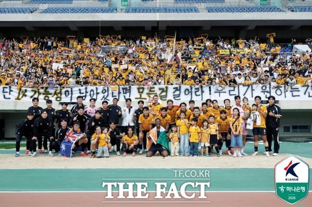 광주FC 선수들이 11일 울산과의 K리그1 홈경기에서 29경기만에 승리를 확정한 뒤 서포터즈와 함께 승리 기념촬영을 하고 있다./광주=K리그