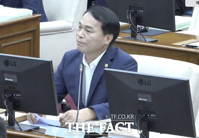 12일 박기영 강원도의회 의원(국민의힘·춘천3)이 소양강댐 수상태양광 발전사업의 주민참여 비율 확대와 실질적인 이익 환원 대책 마련을 촉구했다. /강원도의회