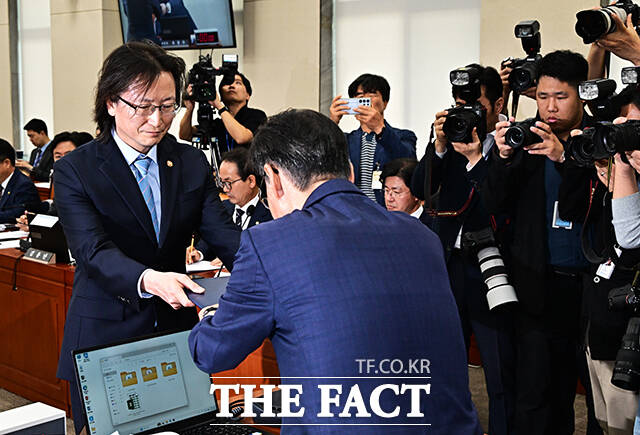 유동수 정무위원장이 12일 오전 서울 여의도 국회 정무위원회에서 열린 공정거래위원회, 한국소비자원 등에 대한 국정감사에 참석해 안건을 상정하고 있다. /국회=배정한 기자