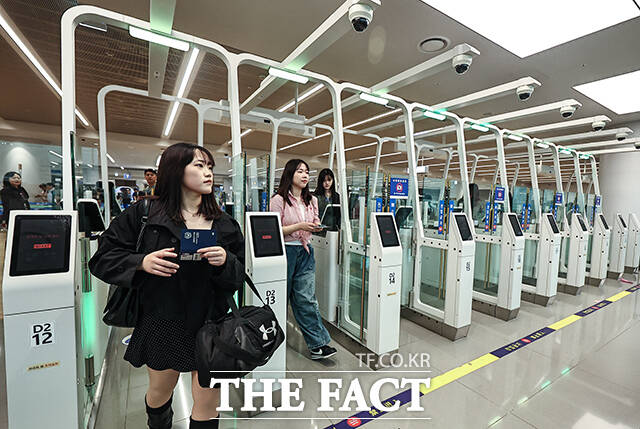 인천공항출입국·외국인청은 안법고 학생 237명이 '중·고등학교 단체 자동출입국심사 사전등록 예약제'를 이용해 바이오정보 등록 후 자동출입국심사로 신속하게 출국했다고 전했다. 이는 지난 9월 1일 제도가 시행된 후 가장 큰 규모의 단체 등록이다.
