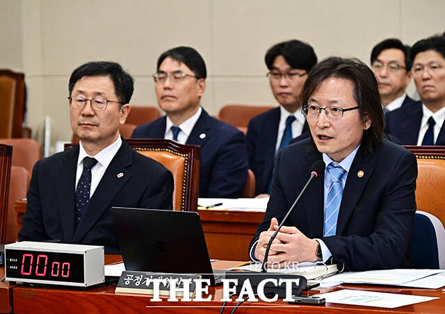 유동수 정무위원장이 12일 오전 서울 여의도 국회 정무위원회에서 열린 공정거래위원회, 한국소비자원 등에 대한 국정감사에 참석해 안건을 상정하고 있다. /국회=배정한 기자