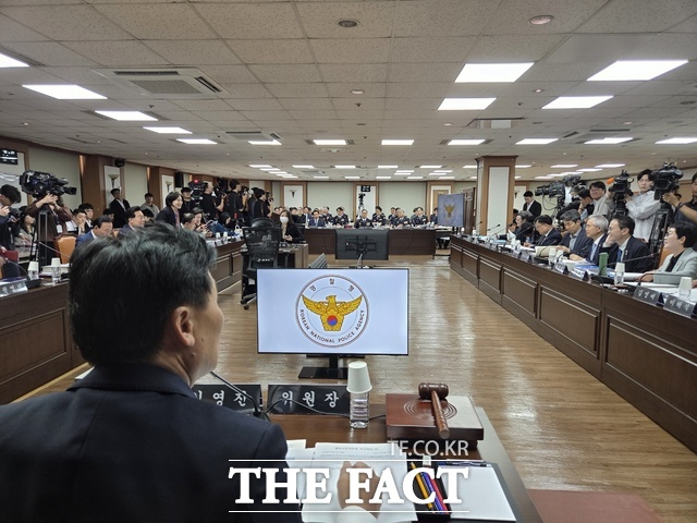 개정 형사소송법 시행 이후 처음 열린 경찰청 국정감사(국감)에서 수사지휘 역량평가와 인사 체계를 개선하라는 여야의 주문이 이어졌다. 김종철 경찰청장 직무대행은 평가 개선 요구에