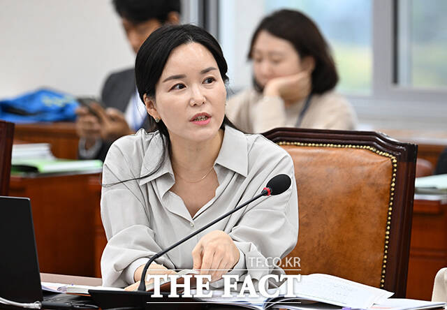 이주영 개혁신당 의원이 12일 오후 서울 여의도 국회에서 열린 교육위원회의 한국장학재단 등에 대한 국정감사에 참석해 박지향 동북아역사재단 이사장에게 질의하고 있다. /국회=박헌우 기자