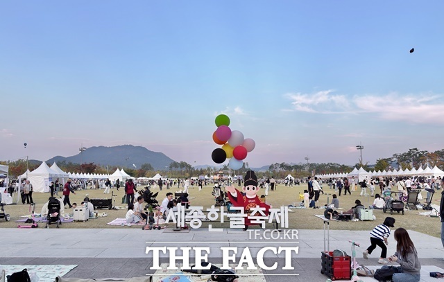 세종시민들이 세종한글축제가 열린 중앙공원에서 즐기고 있다. /세종시