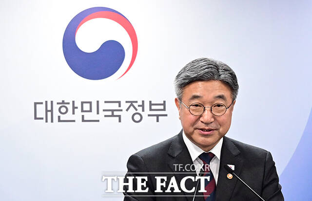 행정안전부는 지방소멸대응기금 광역지원계정에 처음으로 투자계획 평가 방식을 도입해 500억원을 차등 배분한다고 밝혔다. 윤호중 행정안전부 장관이 7일 오전 서울 종로구 정부서울청사에서 인구감소지역 재지정과 관련해 브리핑하고 있다. /임영무 기자