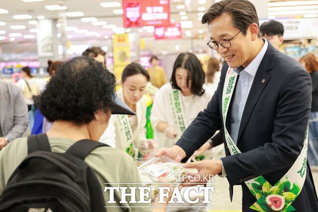 우승희 영암군수가 마트를 찾아 영암산 무화과 시식 행사를 지원하고 있다. /영암군