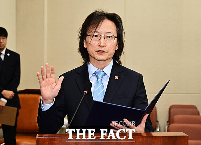 유동수 정무위원장이 12일 오전 서울 여의도 국회 정무위원회에서 열린 공정거래위원회, 한국소비자원 등에 대한 국정감사에 참석해 안건을 상정하고 있다. /국회=배정한 기자