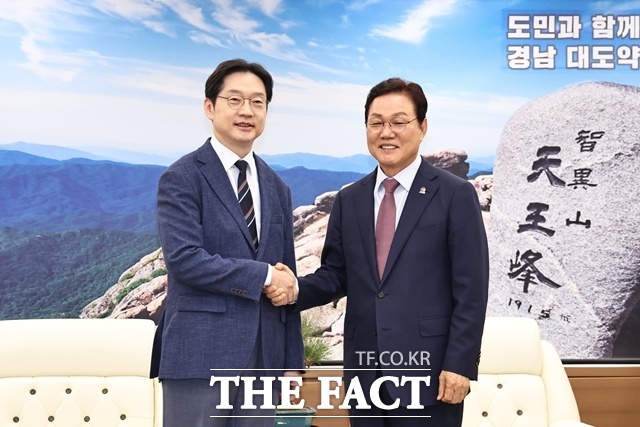12일 박완수 경남도지사(오른쪽)가 김경수 대통령비서실 정무특별보좌관을 만나 경남의 주요 현안을 공유하고 정부 차원의 관심과 협력을 요청했다. /경남도