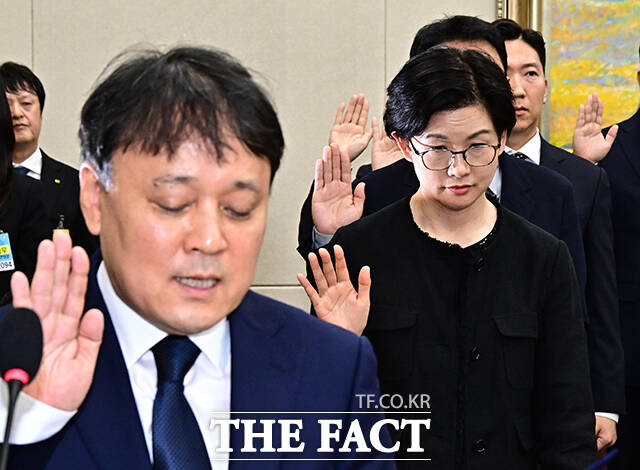 조주연 홈플러스 대표(오른쪽)가 12일 오후 서울 여의도 국회 정무위원회에서 열린 공정거래위원회, 한국소비자원 등에 대한 국정감사에 출석해 증인선서를 하고 있다.
